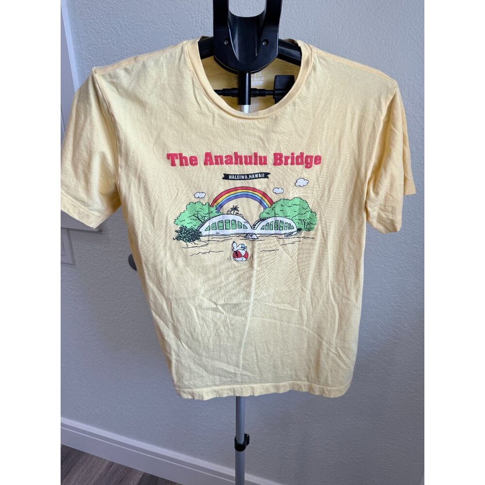 Snoopy's Surf Shop Haleiwa Hawaii Anahulu Bridge Short Sleeve T Shirt Peanuts Sm